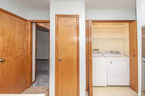 450 Jamestown Cir, Washington Twp, OH 45458