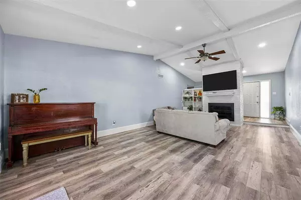 646 Lynne Drive, Grand Prairie, TX 75052