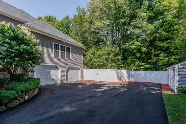 10 Kashmir DR, Salem, NH 03079