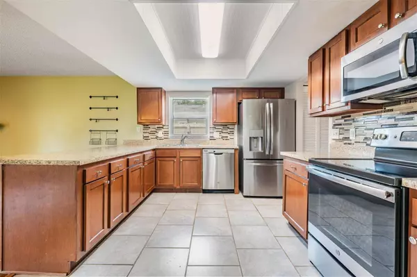 3809 ORANGEPOINTE RD, Valrico, FL 33596