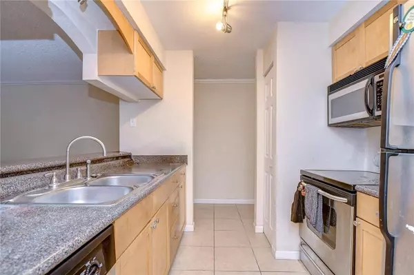 10100 SAILWINDS BLVD N #205, Largo, FL 33773