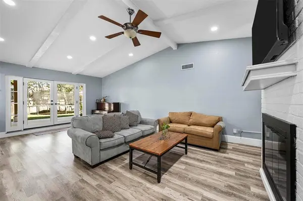 646 Lynne Drive, Grand Prairie, TX 75052