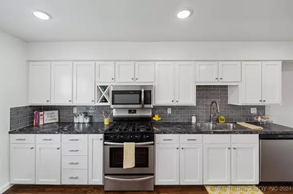 704 E Mayberry AVE, Claremore, OK 74017