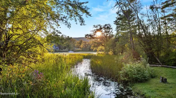 1 Lakeview Dr, Stockbridge, MA 01262