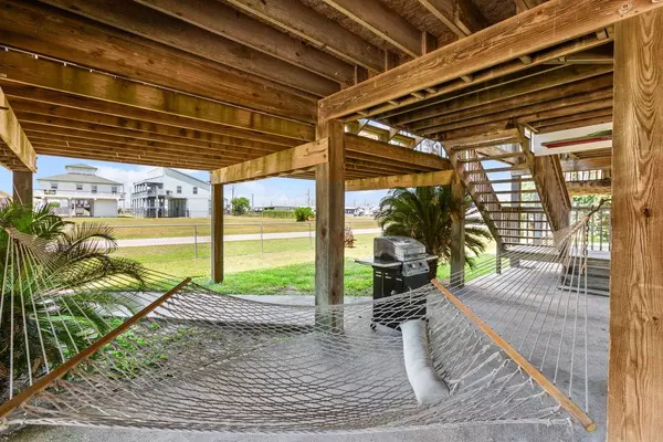 970 Gulfview Dr, Port Bolivar, TX 77650