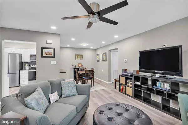 226-B THORNWOOD DR, Mount Laurel, NJ 08054