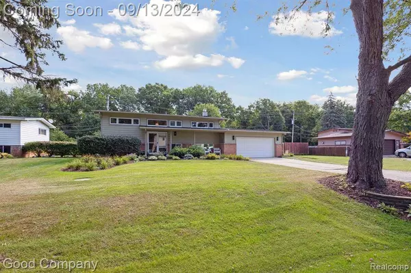 1890 BIG TRAIL Road, Commerce Twp, MI 48390