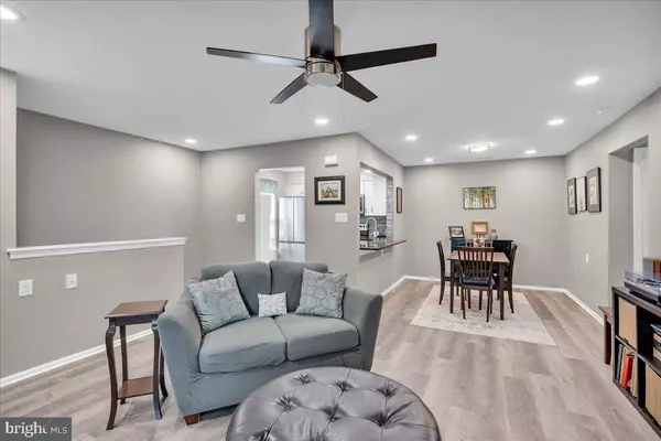 226-B THORNWOOD DR, Mount Laurel, NJ 08054