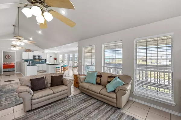 970 Gulfview Dr, Port Bolivar, TX 77650