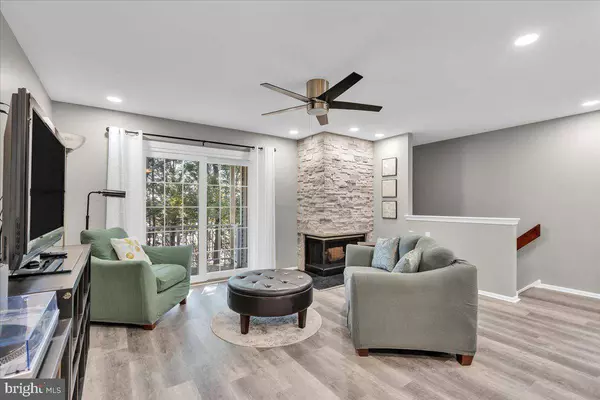 226-B THORNWOOD DR, Mount Laurel, NJ 08054