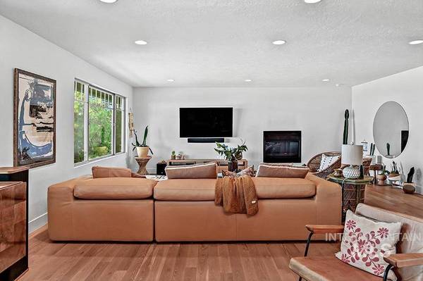 520 E Crestline Dr, Boise, ID 83702