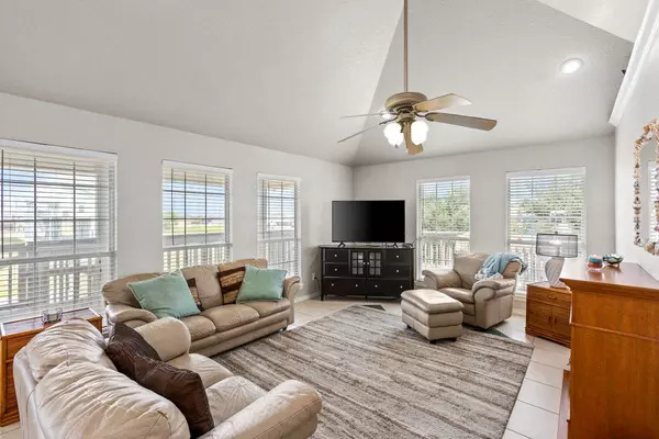 970 Gulfview Dr, Port Bolivar, TX 77650