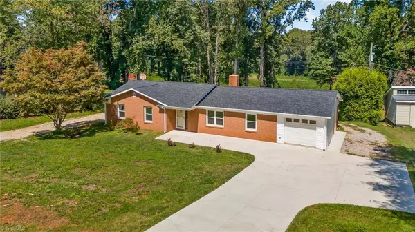 2131 Rougemount LN, Kernersville, NC 27284