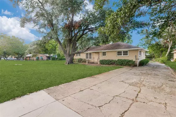 839 E Worth Street, Grapevine, TX 76051