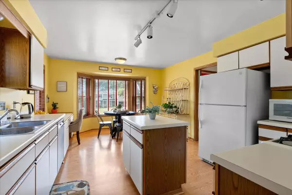 11850 Woodland, Hales Corners, WI 53130