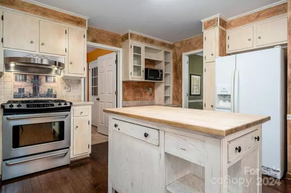 1733 Knightbridge DR, Newton, NC 28658