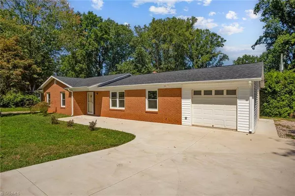 2131 Rougemount LN, Kernersville, NC 27284