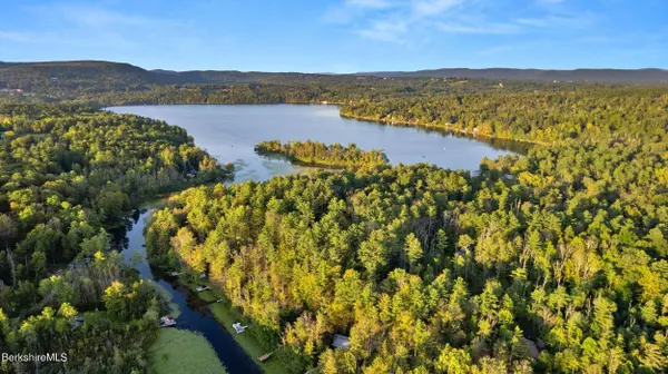 1 Lakeview Dr, Stockbridge, MA 01262