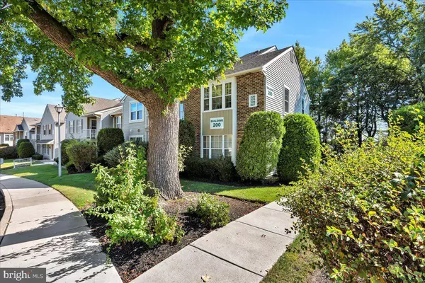 226-B THORNWOOD DR, Mount Laurel, NJ 08054