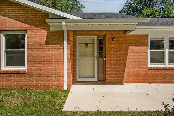 2131 Rougemount LN, Kernersville, NC 27284