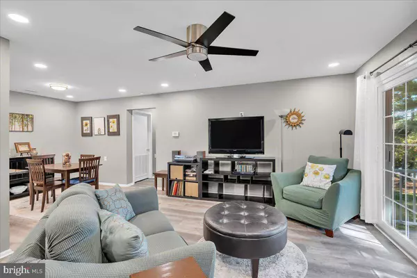 226-B THORNWOOD DR, Mount Laurel, NJ 08054