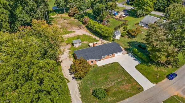 2131 Rougemount LN, Kernersville, NC 27284