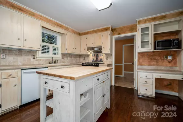 1733 Knightbridge DR, Newton, NC 28658