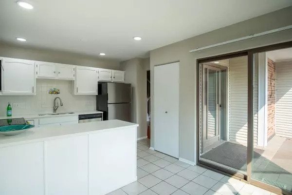 1006 Spring Hill DR, Northbrook, IL 60062