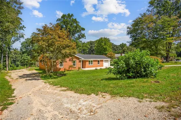 2131 Rougemount LN, Kernersville, NC 27284