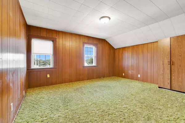 300 Elm St, Slinger, WI 53086