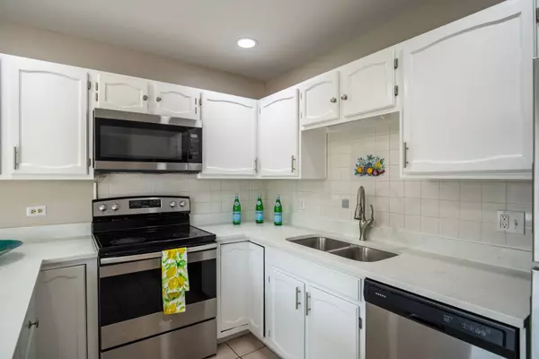 1006 Spring Hill DR, Northbrook, IL 60062