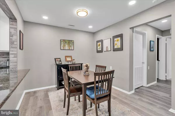 226-B THORNWOOD DR, Mount Laurel, NJ 08054