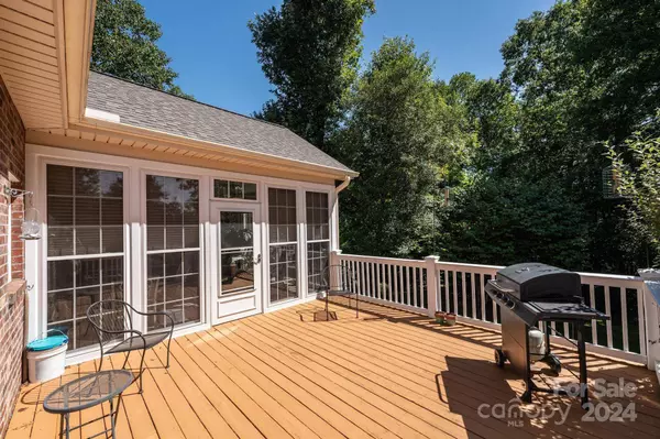 6160 Hayden DR NE, Hickory, NC 28601