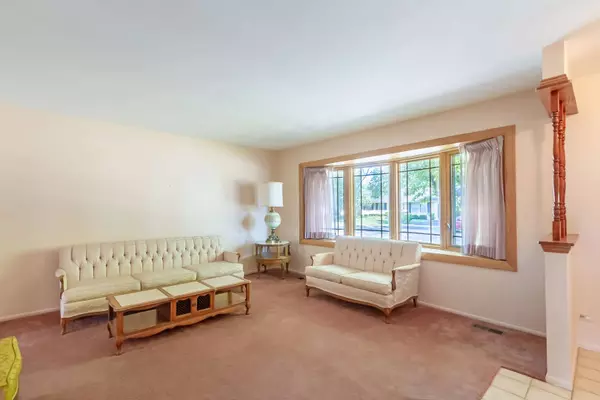 407 W Berkley DR, Arlington Heights, IL 60004