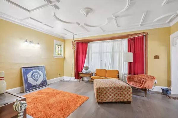 2010 N 55th St, Milwaukee, WI 53208