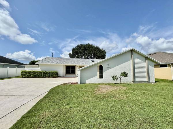 1610 SW Hampshire LN, Port Saint Lucie, FL 34953