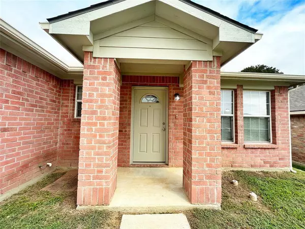 8013 Sartain Drive, Fort Worth, TX 76120