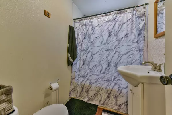 3648 S 47th St, Greenfield, WI 53220