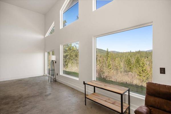 13717 N West Newman Lake Dr, Newman Lake, WA 99025