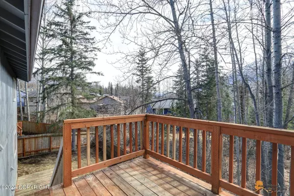 18671 Kings Point CIR, Eagle River, AK 99577