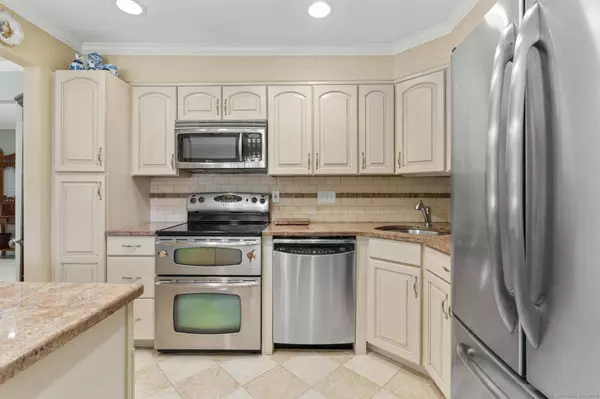 255 Strawberry Hill Avenue #F2, Stamford, CT 06902