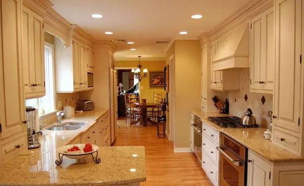 28 Riverview Ct, Secaucus Town, NJ 07094