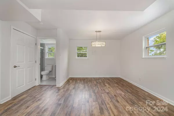 8901 Softwind DR, Charlotte, NC 28273