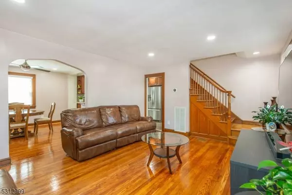 2 Glenwood St, Clifton City, NJ 07013