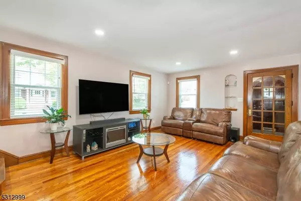 2 Glenwood St, Clifton City, NJ 07013