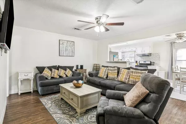 3165 Charles AVE, Groves, TX 77619