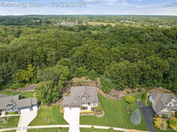 9827 SHELTERING OAKS Drive, Brighton, MI 48114