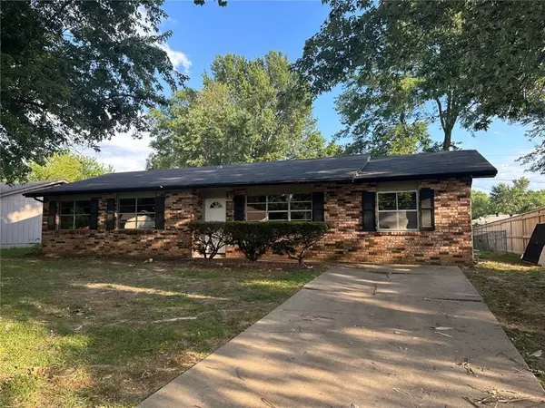 1316 W Bishop Dr, Rogers, AR 72756