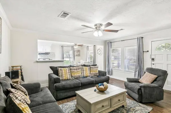 3165 Charles AVE, Groves, TX 77619