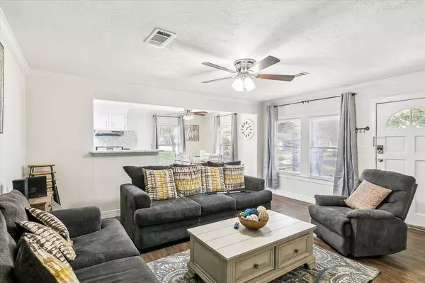 3165 Charles AVE, Groves, TX 77619